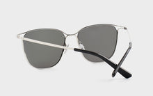 Load image into Gallery viewer, Kissing JUO