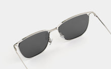 Load image into Gallery viewer, Kissing JUO