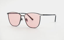 Load image into Gallery viewer, Kissing JUO