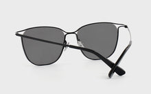 Load image into Gallery viewer, Kissing JUO