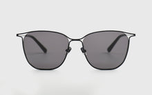 Load image into Gallery viewer, Kissing JUO