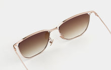 Load image into Gallery viewer, Kissing JUO