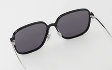 Load image into Gallery viewer, Kissing LULU