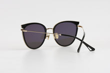 Load image into Gallery viewer, Kissing TERA