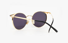 Load image into Gallery viewer, Kissing WENDY R