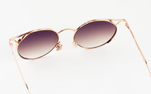 Load image into Gallery viewer, Kissing WENDY R