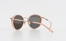 Load image into Gallery viewer, Kissing BELLA