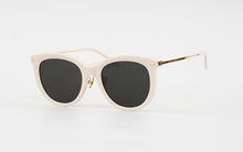 Load image into Gallery viewer, Kissing SALLY