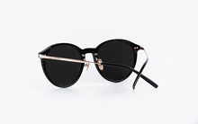 Load image into Gallery viewer, Kissing HACE