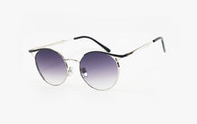 Load image into Gallery viewer, Kissing WENDY R