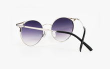 Load image into Gallery viewer, Kissing WENDY R